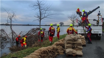 Gemeinsam im Kampf gegen das Hochwasser. Die Mitarbeiter der DLRG beweisen ihr Können.