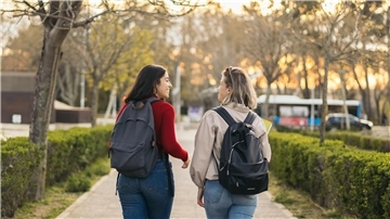 Aktionstag in Bremerhaven rückt Stärken und Vielfalt von Mädchen in den Fokus Zwei Frauen gehen spazieren, sie tragen jeweils einen Rucksack. Gemeinsam laut und sichtbar: Mädchen und junge Frauen setzen am Weltmädchentag in Bremerhaven ein starkes Zeichen für ihre Rechte, Vielfalt und Selbstbestimmung.
