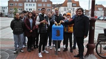 Gemeinsam mit Bürgermeister Nils Siemen (rechts) weihten die Jugendlichen die selbst gestalteten Mülleimer symbolisch ein.