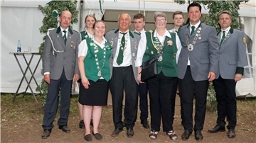 Gemeinsam mit dem Vorstand stellten sich die Jubiläumsmajestäten zum Gruppenfoto auf: Vorsitzender Erck Baumgarth (von links), Schriftführerin Birte Nührenberg, Vizekönigin Lena Plitzner, Vizekönig Horst Friese, Jugendvizekönig Ilian Schnibbe, Königin Susanne Schnibbe, Jugendkönig Maximilian Butt, König Helge Vogel und Sportleiter Tobias Böttjer.