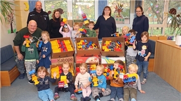 Gemeinsam mit den Kindern freuten sich Mike Naujoks, Sponsor Maik Murglat, Tanja Bruder, Regina Steinborn und Mareike König (von links) über die neuen Spielsachen.