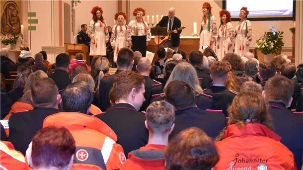 Gemeinsam mit DRK-Kreisgeschäftsführer Peter Deyle trat ein Chor ukrainischer Frauen während des Blaulicht-Gottesdienstes in der Willehad-Kirche auf.
