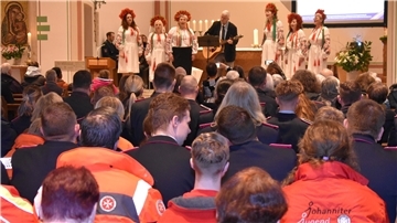 Gemeinsam mit DRK-Kreisgeschäftsführer Peter Deyle trat ein Chor ukrainischer Frauen während des Blaulicht-Gottesdienstes in der Willehad-Kirche auf.