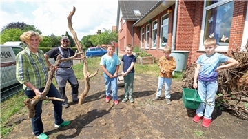 Gemeinsam mit ihren Schülern legten Lehrerin Inga Steenken und Hajo Kaemena neben der Uthleder Grundschule eine Blühwiese an.