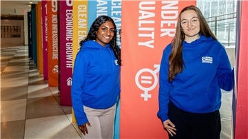 Vithya Wijayaratnam aus Sri Lanka und Amelie Effe (rechts) aus Uthlede in einem Gang eines Gebäudes in New York. Die beiden jungen Frauen vertreten Deutschland bei der UN-Frauenrechtskonferenz. 