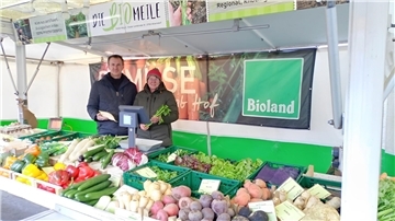 Gemeinsam mit Mutter Heike steht Stefan Wisch auf dem Wochenmarkt in Nordenham.