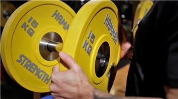 Hanteln im Fitnessstudio