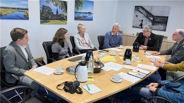Gemeinsam stellten sie das neue Serviceportal vor: Gerhard Kahrs (HVB-Sprecher, Bürgermeister Samtgemeinde Selsingen), Landrat Marco Prietz, Torsten Oestmann (Bürgermeister Stadt Rotenburg), Kreisrätin Dr. Silke Fricke, Emese Stauke (Leiterin Amt für Digitalisierung und IT, Landkreis) und Christian Schumacher (Consultant E-Government, NOLIS GmbH).