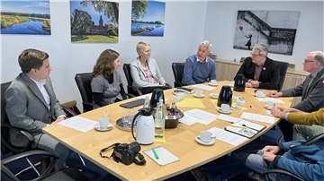 Gemeinsam stellten sie das neue Serviceportal vor: Gerhard Kahrs (HVB-Sprecher, Bürgermeister Samtgemeinde Selsingen), Landrat Marco Prietz, Torsten Oestmann (Bürgermeister Stadt Rotenburg), Kreisrätin Dr. Silke Fricke, Emese Stauke (Leiterin Amt für Digitalisierung und IT, Landkreis) und Christian Schumacher (Consultant E-Government, NOLIS GmbH).