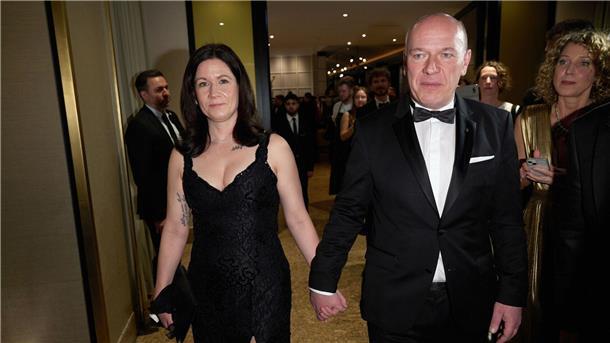 Berlins Regierender und Senatorin: Händchenhalten auf Ball Gemeinsam traten Günther-Wünsch (l) und Wegner beim traditionellen Berliner Ball der Wirtschaft auf.