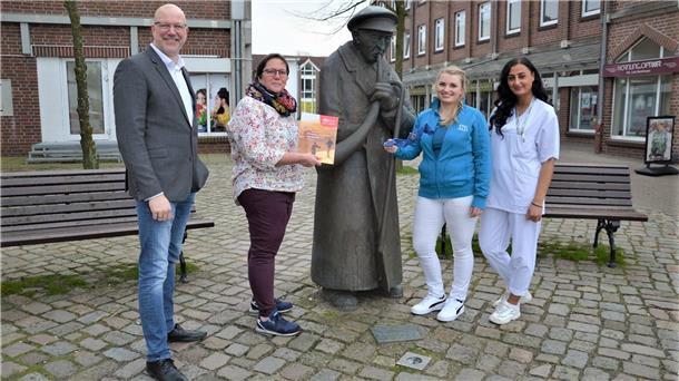 Gemeinsam werben sie für die Stellenbörse im Lindenhof (von links): Mirko Oeltermann (Bäko), Nicole Essen (Reisebüro DerTour), Milena Koenen (Firmengruppe Koenen) und Yarar Gülistan (Ameos).