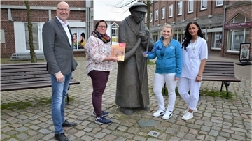 Gemeinsam werben sie für die Stellenbörse im Lindenhof (von links): Mirko Oeltermann (Bäko), Nicole Essen (Reisebüro DerTour), Milena Koenen (Firmengruppe Koenen) und Yarar Gülistan (Ameos).