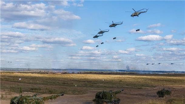 London: Russland hat Vorteil in Luftraum über Südukraine Gemeinsame strategischee Übung der Streitkräfte von Russland und Belarus im September 2021 auf dem russischen Truppenübungsplatz Mulino unter Beteiligung zahlreicher Hubschrauber.