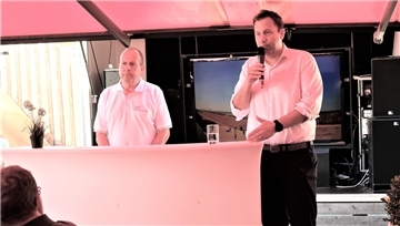 Gemeinsamer Auftritt in Duhnen: SPD-Bundesvorsitzender Lars Klingbeil (rechts) und SPD-Landtagskandidat Oliver Ebken aus Cuxhaven suchen den direkten Kontakt zu dem Publikum.