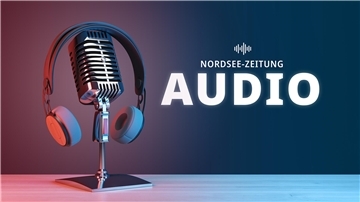 Gemeinsames Singen am Stand der NZ zum neuen Bremerhaven-Song „8GradOst“: NZ-Reporter Dirk Bliedtner mit Sänger Dean Collins.