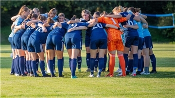 Gemeinsames Unterhaken ist bei den Frauen des FC Geestland jetzt gefordert. Statt in der Oberliga Niedersachsen geht es in der Kreisliga Cuxhaven weiter.