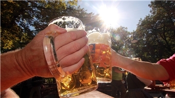 Gemeinsames Zuprosten ist im Land Bremen bei privaten Feiern bald auch wieder in größeren Gruppen erlaubt.