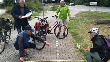 Gemessen und für fehlerhaft befunden haben die Braker Grünen verschiedene Radwege in Brake.