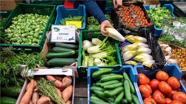 Erzeugerpreise in Eurozone steigen etwas langsamer Gemüse auf einem Wochenmarkt: Die Erzeugerpreise sind weiterhin auf hohem Niveau.