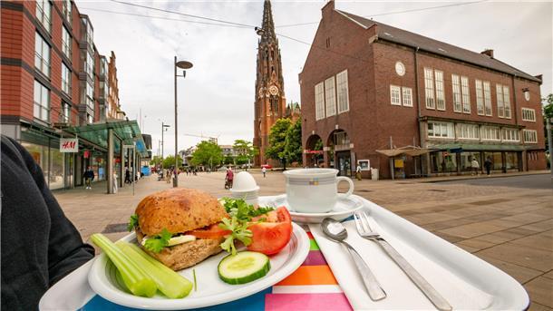 Gemütlich in den Tag starten in Bremerhaven: Diese 11 Cafés in der Innenstadt bieten Frühstück an.    
