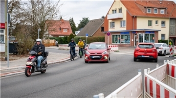 Genau da, wo der Rollerfahrer ist, in der Kurve der Kreuzung, ist für Radfahrer die „Auffahrt“ von der Fahrbahn zurück auf ein Stück eigenen Radweg. Das wurde auf der Stadtteilkonferenz kritisiert: Viele Leherheider sind unglücklich über den Ausbau des Mecklenburger Weges mit seiner Verkehrsführung für Radfahrer an der Einmündung der Otto-Oellerich-Straße.