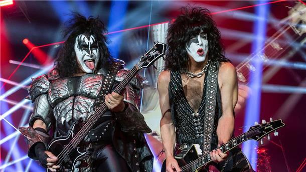 Rockband Kiss spielt angeblich letztes Konzert Gene Simmons (l) und Paul Stanley von Kiss auf der Bühne.