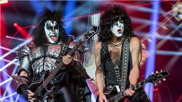 Gene Simmons (l) und Paul Stanley von Kiss auf der Bühne.