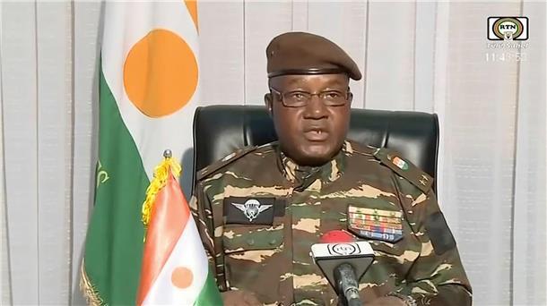 Putsch im Niger: General ernennt sich zum neuen Machthaber General Abdourahmane Tchiani spricht zur nigrischen Bevölkerung. Er erklärte sich zum Präsidenten des Nationalen Rats.