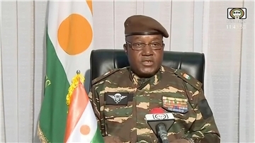 General Abdourahmane Tchiani spricht zur nigrischen Bevölkerung. Er erklärte sich zum Präsidenten des Nationalen Rats.