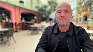 Mann mit Glatze in einem schwarzen Shirt und einer schwarzen Jacke. Mark Schuur, Generalmanager von Center Parcs in Tossens, blickt zuversichtlich auf das zweite Geschäftshalbjahr. 