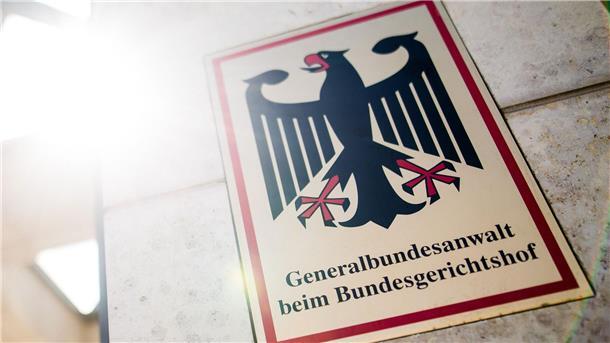 Mutmaßliches Mitglied syrischer Miliz angeklagt „Generalbundesanwalt beim Bundesgerichtshof“ steht auf einem Schild am Eingang zum Gebäude der Bundesanwaltschaft.