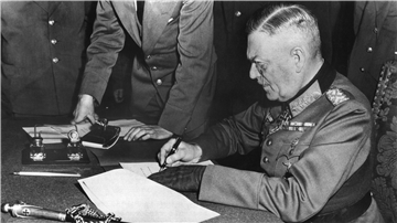 Generalfeldmarschall Wilhelm Keitel, Oberkommandierender der Wehrmacht, unterzeichnet am 9. Mai 1945 in Berlin-Karlshorst die Kapitulation der deutschen Wehrmacht.