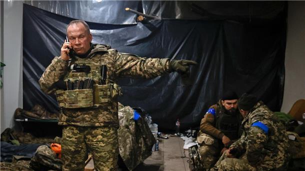 Krieg gegen die Ukraine: So ist die Lage Generaloberst Oleksandr Syrskyi, Befehlshaber der Armee der Ukraine, gibt Anweisungen in einem Unterstand in Soledar in der Donesk-Region. Dort finden gerade heftige Kämpfe mit den russsischen Truppen statt.