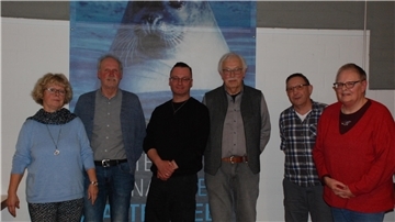 Generationenwechsel im Vorstand des Heimatkreises Wremen: Hendrik Friedrichs (3. von links) löst Willy Jagielki (2. von links) als zweiten Vorsitzenden ab. Ebenfalls neu ist Angela Thormeyer (links), die Karin Struhs (rechts) unterstützt. Zu den erfahrenen Vorständen gehören der Vorsitzende Henning Siats (4.von links) und Harro Wiebalck.