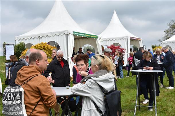 Besucher schlendern von Pagodenzelt zu Pagodenzelt. 