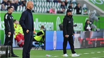 Genießt vorerst noch Rückendeckung: VfL Wolfsburgs Trainer Paul Simonis (l).