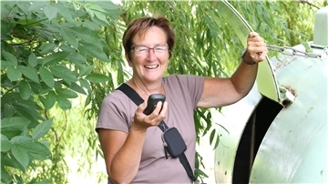GeoGisela alias Gisela Oertel-Kolmer mit einem GPS-Gerät am Cache namens U-Boot.