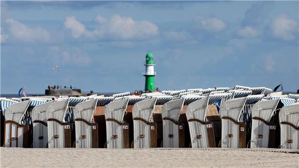 Geordnet in einer Reihe stehen die Strandkörbe.