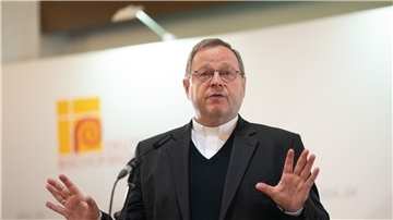 Georg Bätzing spricht während der Eröffnungspressekonferenz der Herbstvollversammlung der Deutschen Bischofskonferenz.
