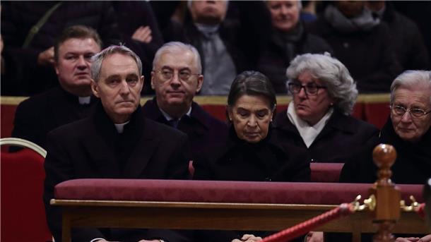 Emeritierter Papst Benedikt XVI. im Petersdom aufgebahrt Georg Gänswein (l), Kurienerzbischof und ehemaliger Privatsekretär von Benedikt XVI., im Petersdom.