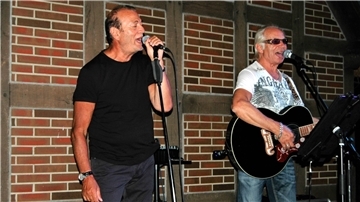 Georg Mavros (links) und Eggert Johannsen sorgen vorm Heimathaus in Heeslingen für Stimmung mit Oldies der Everly-Brothers
