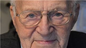 Das Bild zeigt den Zeitzeugen Georg Winkelvos.