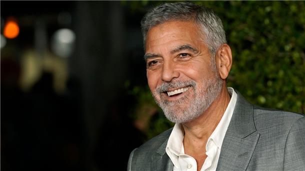 Clooney: Immer noch mit Team von „Emergency Room“ befreundet George Clooney unterhält noch immer freundschaftliche Beziehungen zu seinen einstigen Ensemble-Kolleginnen und Kollegen aus der Arztserie „Emergency Room“.