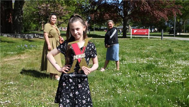 Georgia Balke hat den begehrten Pokal in die Stadt gebracht: Zusammen mit den Familienmitgliedern Georgia Wagner und Jasmin Balke wird gefeiert.