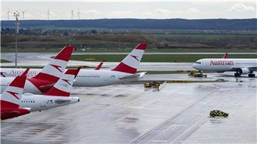Geparkte Flugzeuge der Austrian Airlines  (AUA) am Flughafen Wien-Schwechat (Archivbild).