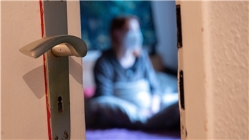 Gerade bei den Kindern ist die Inzidenz hoch, wenn sie zu Hause bleiben müssen, ob mit einer Infektion oder als Kontaktperson, muss dies oft auch ein Elternteil zur Betreuung.