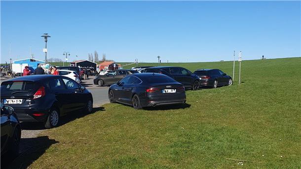 Gerade bei gutem Wetter, hier im April, kommt es immer wieder vor, dass Besucher des Wremer Hafens auch auf dem Deichfuß parken.