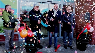 Gerade haben sie das rote Band zerschnitten, Tante Enso in Sievern ist eröffnet, v.l. Frank Kunkel (stellver. Ortsbürgermeister), Reiner Feldmann (Ortsbürgermeister), Thorsten Bausch (Enso) und Thorsten Krüger (Bürgermeister Geestland). Foto Stehn