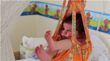 Gerade in den ersten Tagen zuhause betreut eine Hebamme die frischgebackenen Eltern intensiv und kommt fast täglich vorbei - und schaut etwa, ob das Baby gut zunimmt. Dem kleinen Mädchen scheint das Wiegen in jedem Fall zu gefallen.