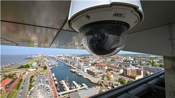 Gerade mal vier Webcams gibt es in ganz Bremerhaven, und nur die auf dem Atlantic Hotel Sail City (Foto) liefert Live-Bilder.